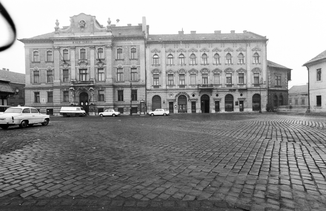 Óbuda, Fő tér: szemben a Tanácsháza (Később Polgármesteri Hivatal), mellette pedig a Postakocsi étterem (később: Esernyős)