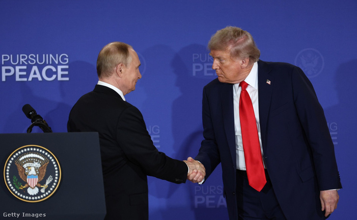 Vlagyimir Putyin orosz elnök és Donald Trump amerikai elnök kezet fog az alaszkai Anchorage-ban, az Egyesült Államokban 2025. augusztus 15-én