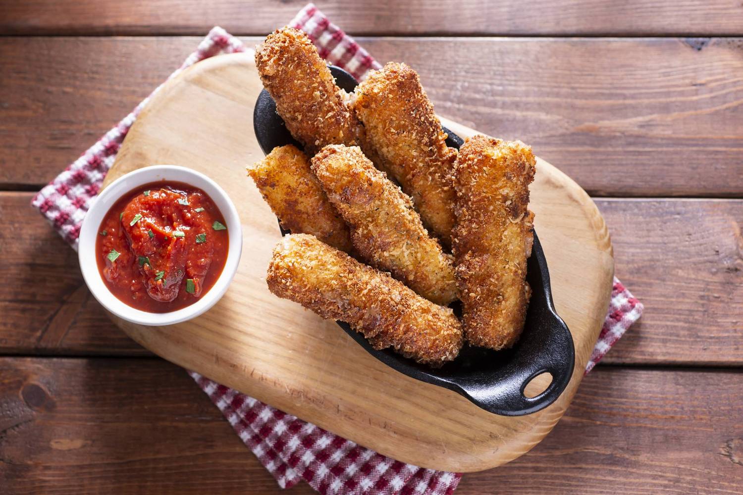 A fűszeres bundába forgatott mozzarellarudak akár ropogtatnivalóként is megállják a helyüket.