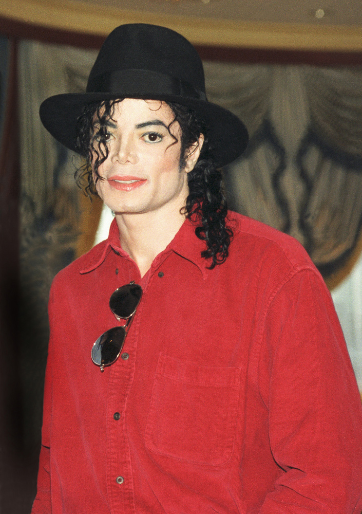Michael JacksonMichael Jackson karrierje a ’90-es években is csúcson volt, világszerte turnézott és slágereket adott ki, mint a Black or White vagy a Heal the World