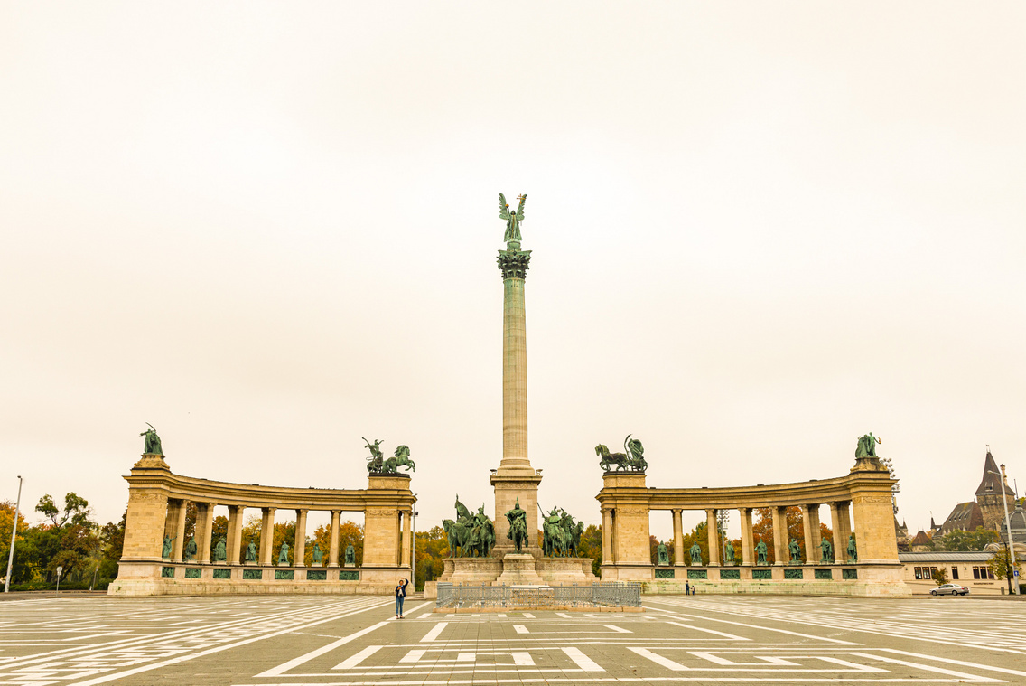 Bal oldalon balról a második Szent László