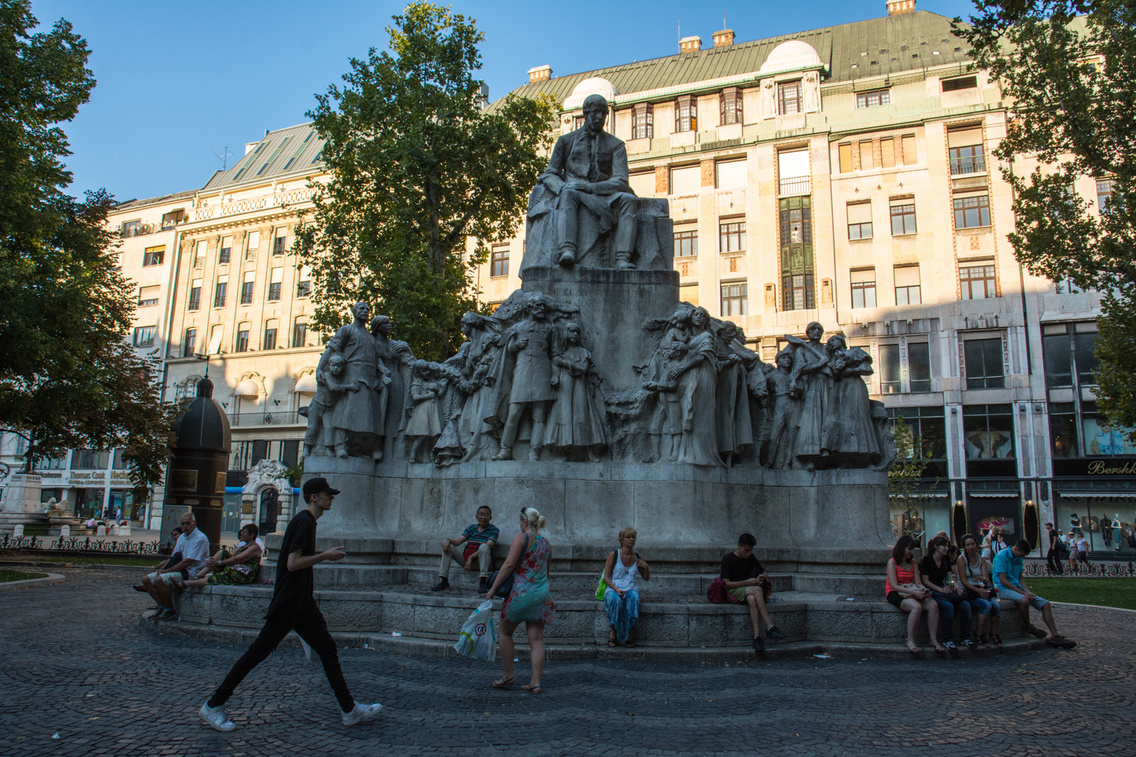 A Vörösmarty tér az emlékművel