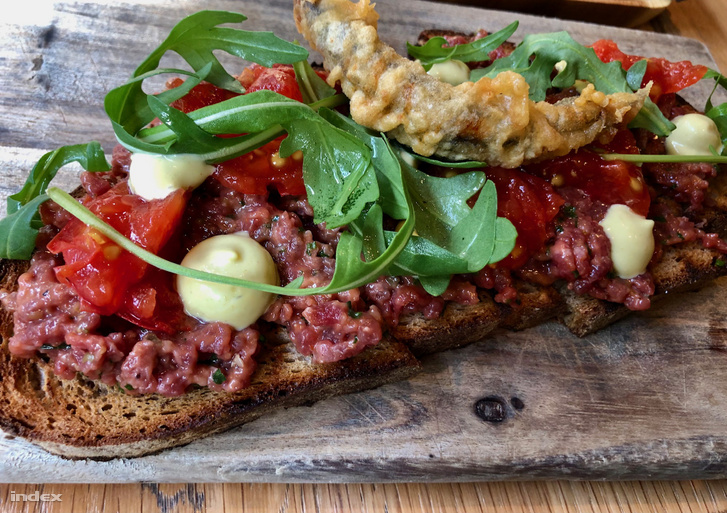 Tatár ropogós kenyéren