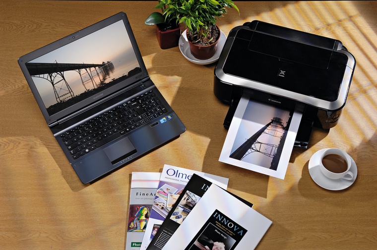 NyomtatóA multifunkciós nyomtatók készenlétben is folyamatosan áramot fogyasztanak: hálózathoz csatlakoznak, frissítéseket töltenek, vagy a gyors indításhoz melegen tartják a rendszert