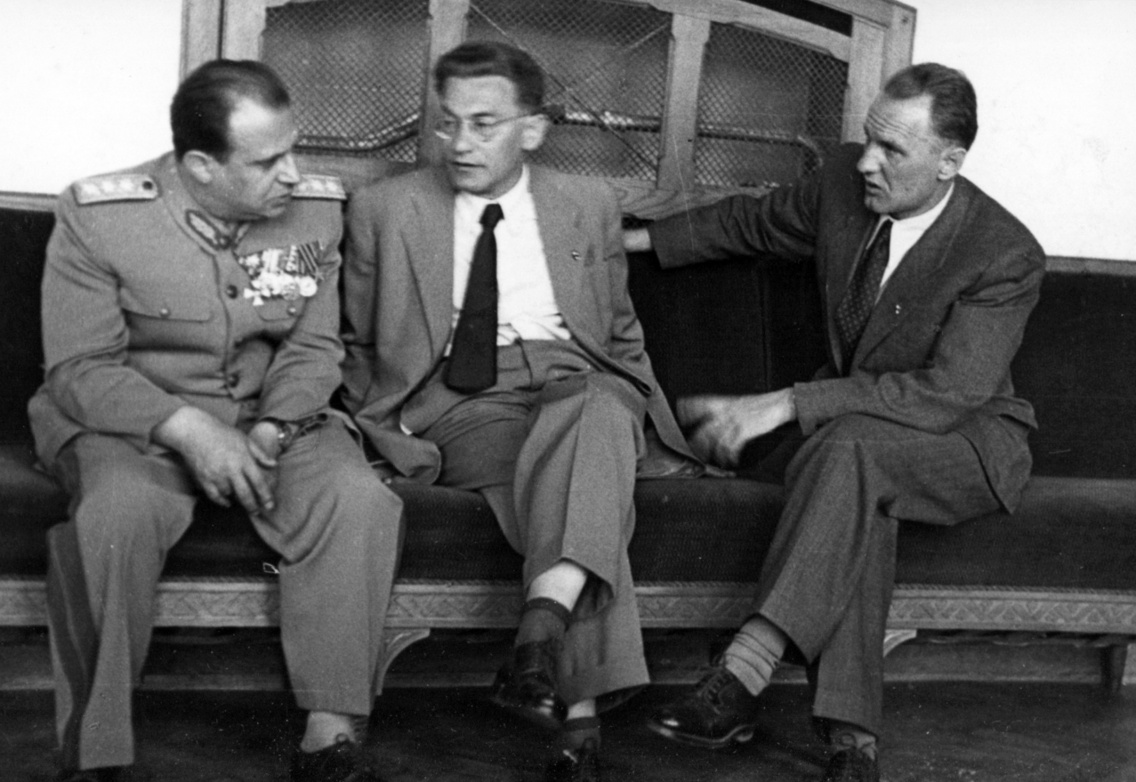 Farkas Mihály Révai József és Kádár János társaságában (1949)