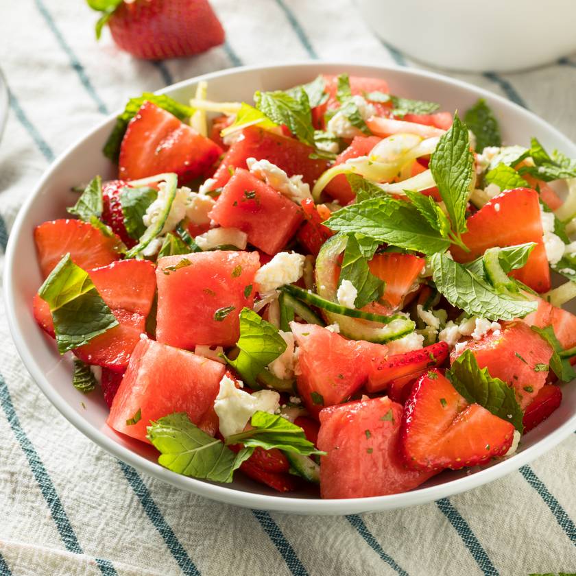 A görögdinnyéből és friss eperből készült gyümölcssaláta, mentával, vékony uborka szeletekkel és feta sajttal a tetején isteni ízű vitamindús reggeli.