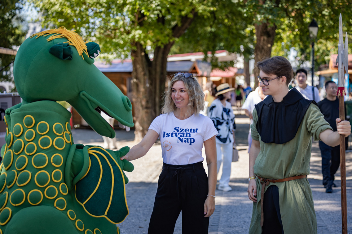 Középen Norsics Nikolett Süsüvel