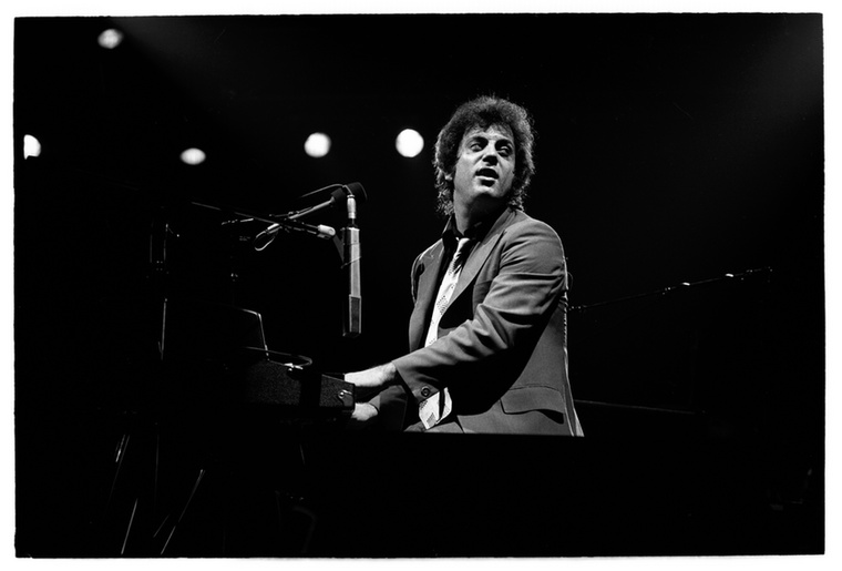 Billy JoelBilly Joel az 1970-es évek elején került reflektorfénybe, miután kapcsolatba került Elizabeth Weberrel, aki előbb közeli barátja és zenésztársa, Jon Small felesége volt
