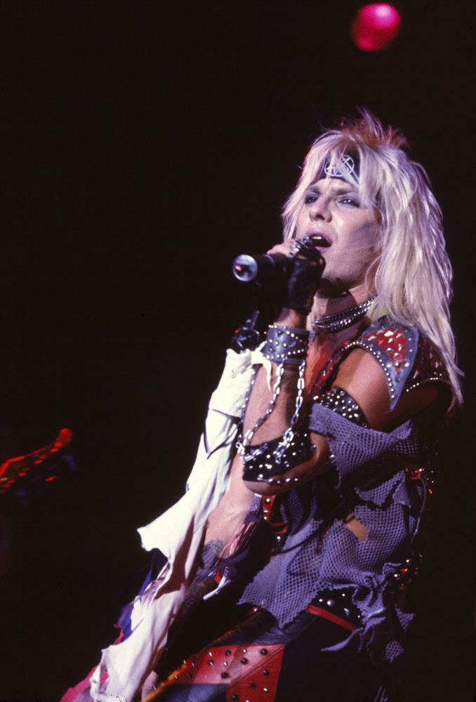 Vince NeilA Mötley Crüemásik tagja és egyben frontembere, Vince Neil 1984-ben tragikus balesetet okozott, amikor ittasan autóba ült a Hanoi Rocks dobosával, Razzle-lel