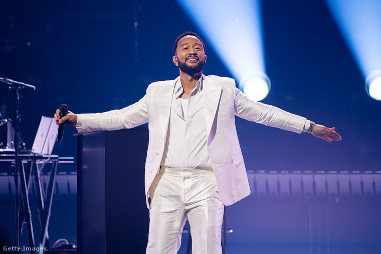 John LegendJohn Legend állítólag a koreai szépségápolási módszerekre esküszik, mint a dupla tisztítás és többrétegű ápolás, gyakran használ arcmaszkokat is.