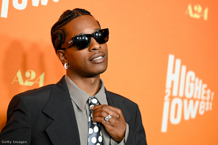 ASAP RockyA rapper makulátlan arcbőrét hamamelis tonik használatával tartja tisztán és frissen, amely egyszerre tisztítja és hámlasztja a bőrt
