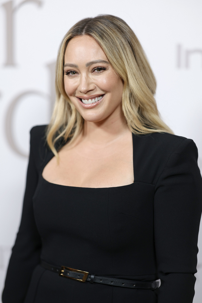 Hilary DuffHilary Duff egyik videóklipjében feltűnik az énekesnő Tinder profilja, ami saját bevallása szerint egy valós, aktív profil volt még azelőtt, hogy megismerkedett volna jelenlegi férjével, a zenész Matthew Komával.