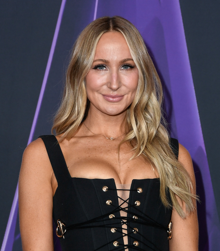 Nikki GlaserAz amerikai humorista, aki a Golden Globes idei házigazdája is volt, egy podcast műsorban vallott róla, hogy regisztrált a Raya nevű alkalmazásba, ahol van egy világsztár, aki lépten-nyomon szembe jön vele rajta, aki pedig nem más, mint Ben Affleck, de Andrew Garfield profiljába is belefutott.&nbsp;