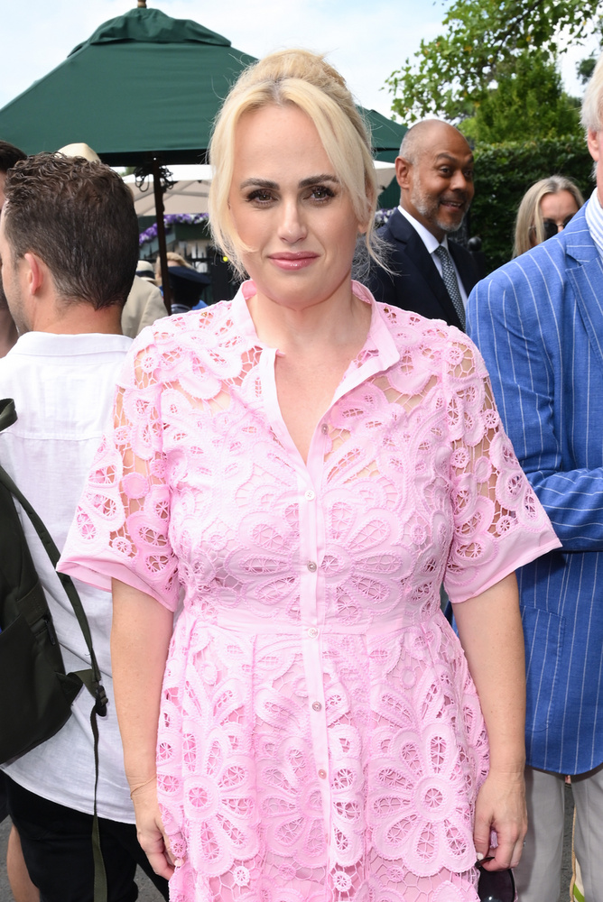 Rebel WilsonMielőtt összejött volna feleségével, Rebel Wilson megpróbált regisztrálni egy társkeresőre, azonban nagy nehézséget okozott neki, hogy meghatározza, a nők vagy a férfiak iránt érdeklődik