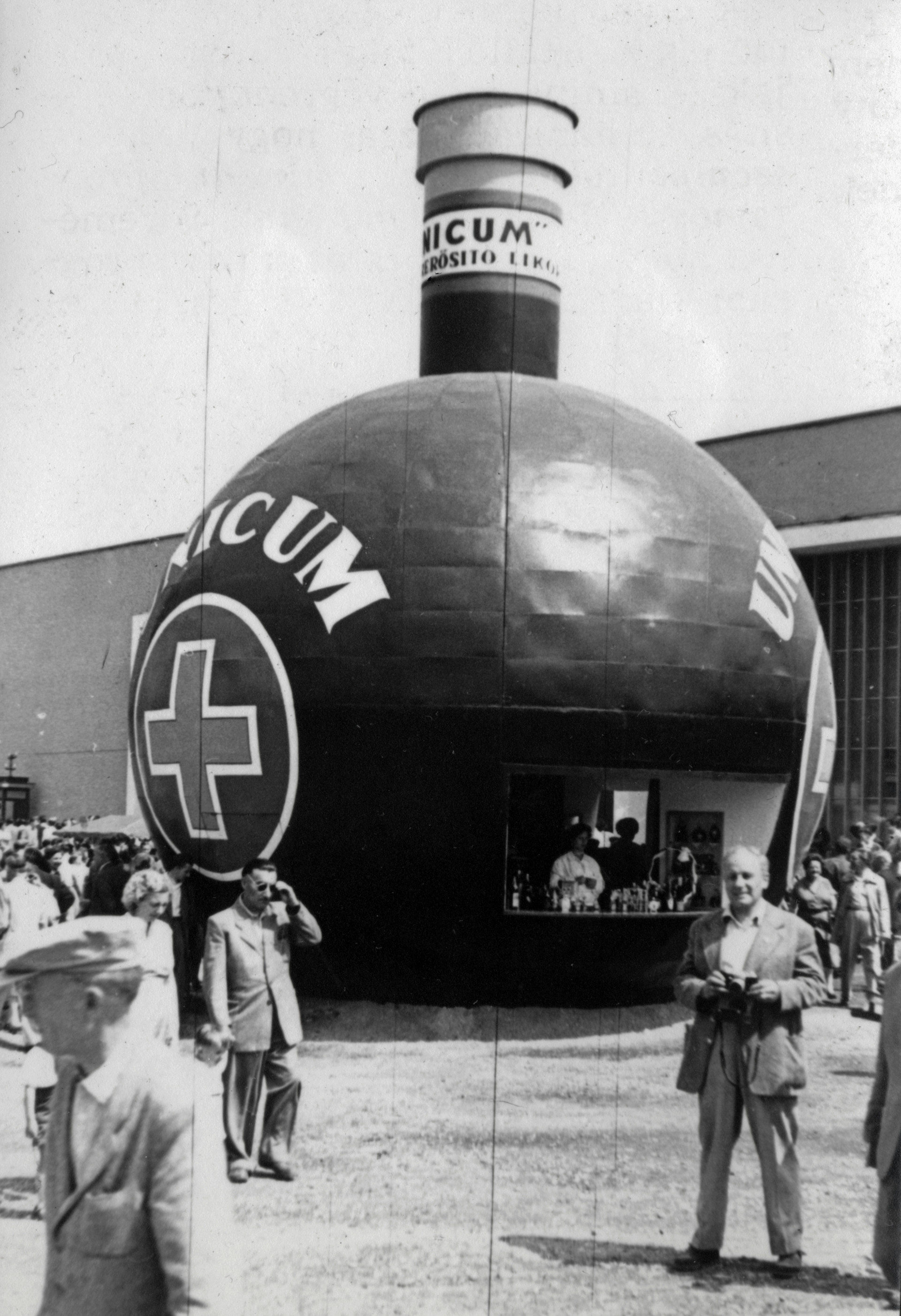 Az Unicum Likőrgyár üveg alakú pavilonja a BNV-n