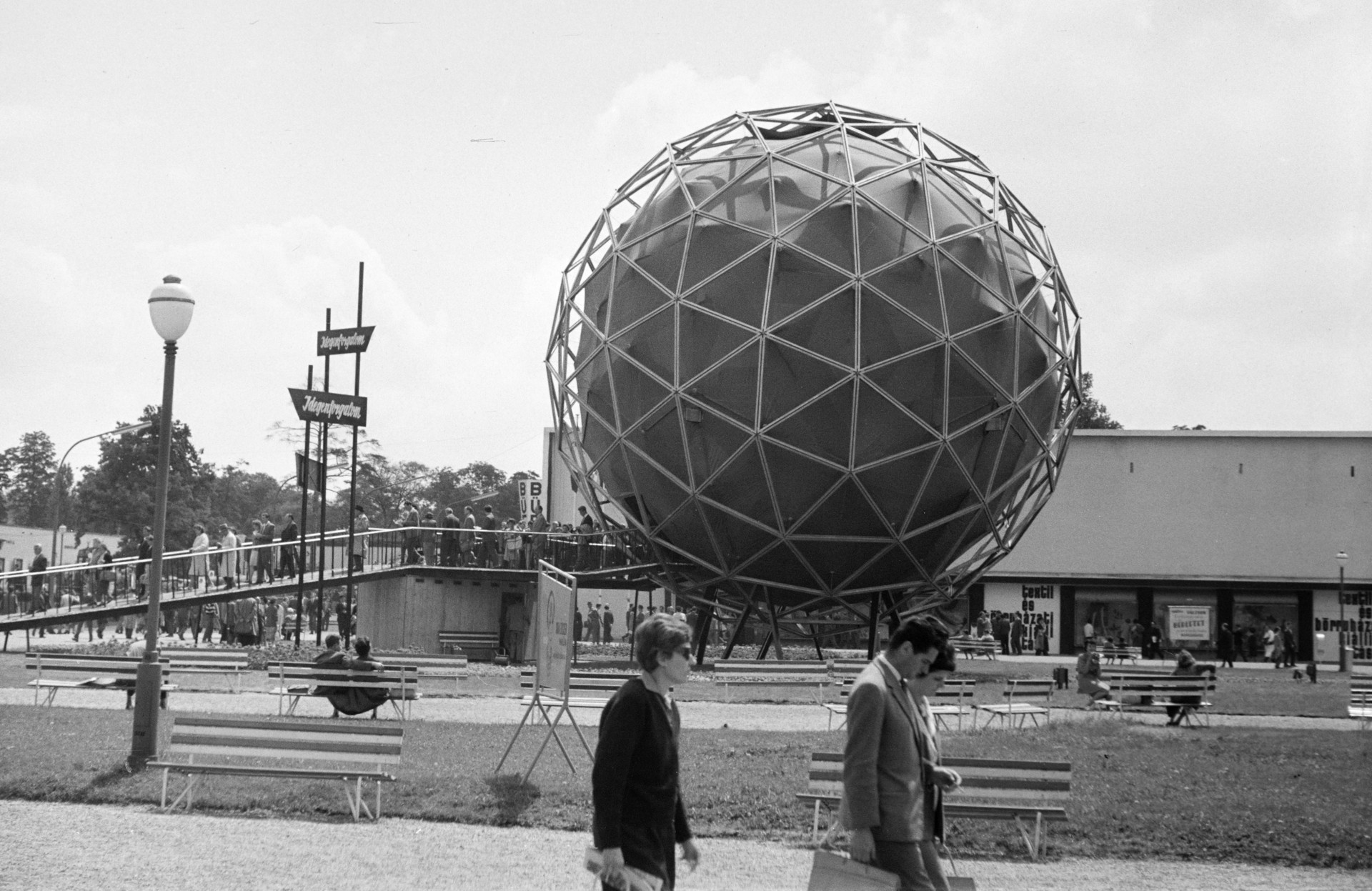 A belföldi idegenforgalom pavilonja. A Gömbkilátó szerkezete 1967 óta Balatonbogláron áll