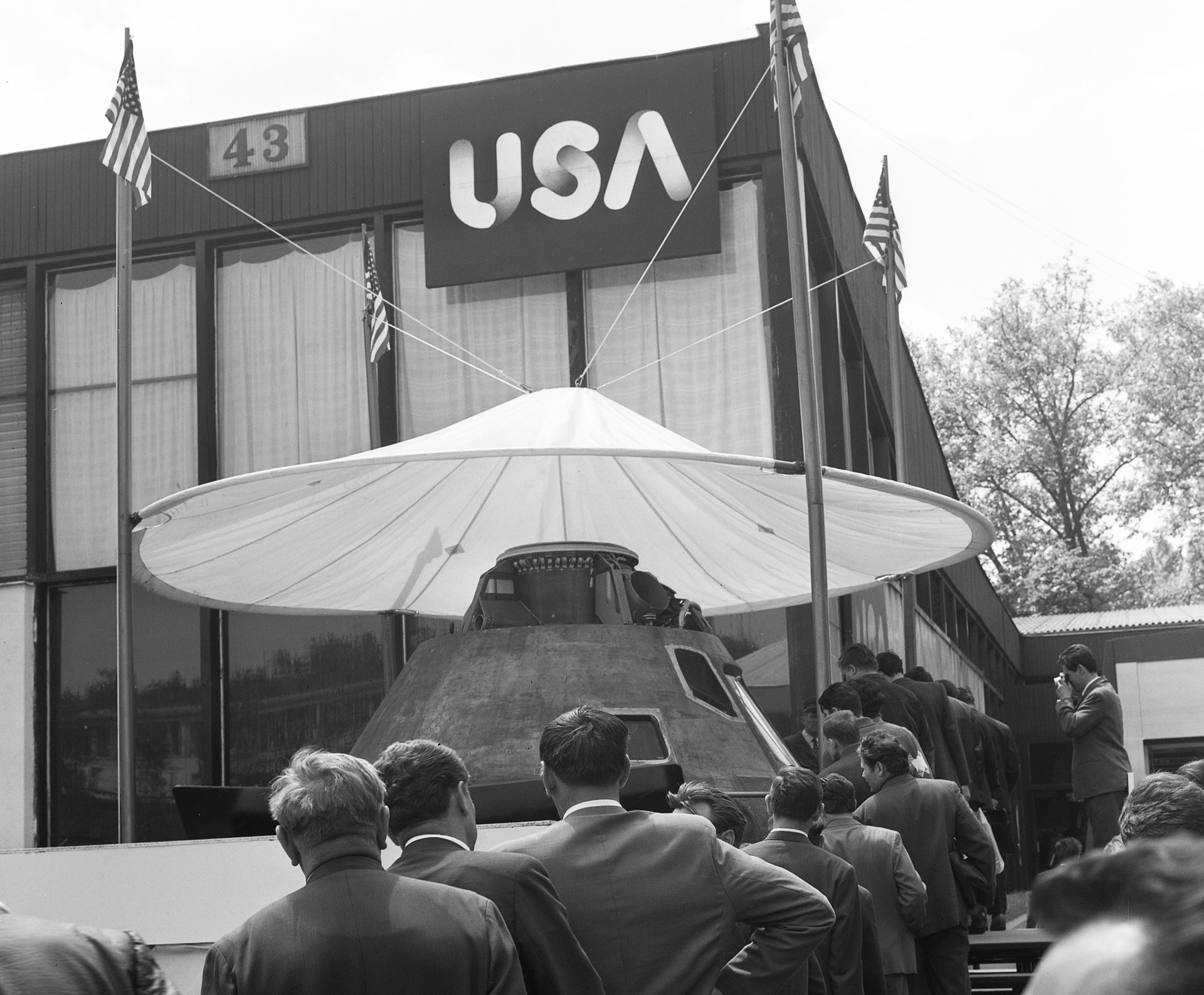 Az Amerikai Egyesült Államok pavilonja, előtte az Apollo–10 kabinja a BNV-n