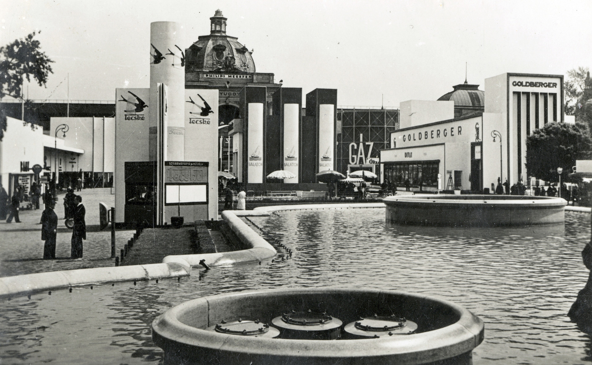 Az 1936-os BNV, a háttérben az Iparcsarnok