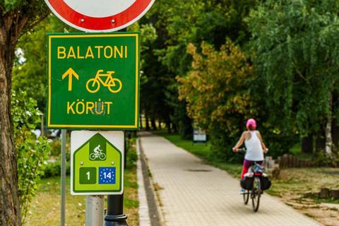 Bejelentés: közel 20 kilométeres szakaszon újítják fel a Balatoni Bringakört