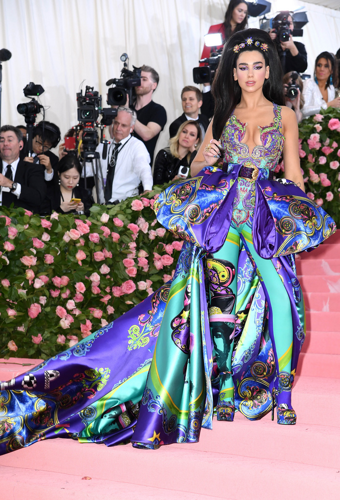 Dua Lipa 2019-ben lépett először a Met-gála vörös szőnyegére, ám már ekkor ráérzett a rendezvény extravagáns stílusára.