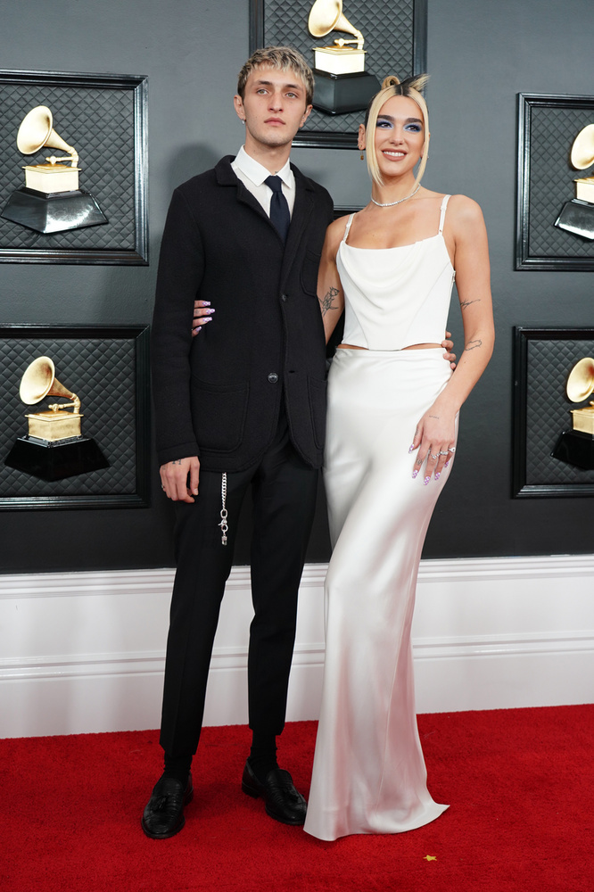 2020-ban a Grammy díjátadón, ahol akkori kedvese, Anwar Hadid oldalán jelent meg