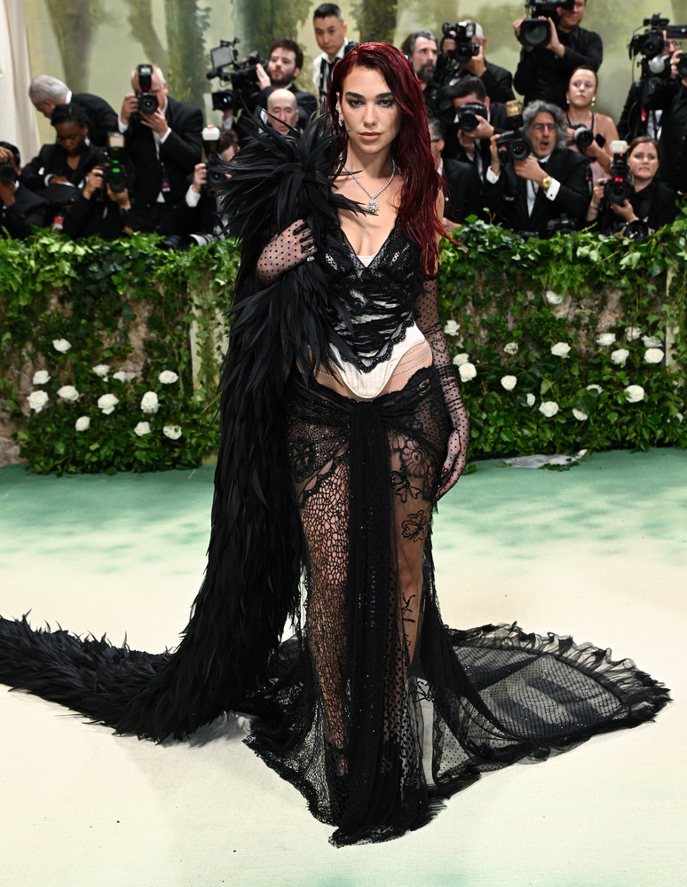 2024-ben a Met-gálán egy extravagáns ruhadarabban vonzotta magára mindenki figyelmét.