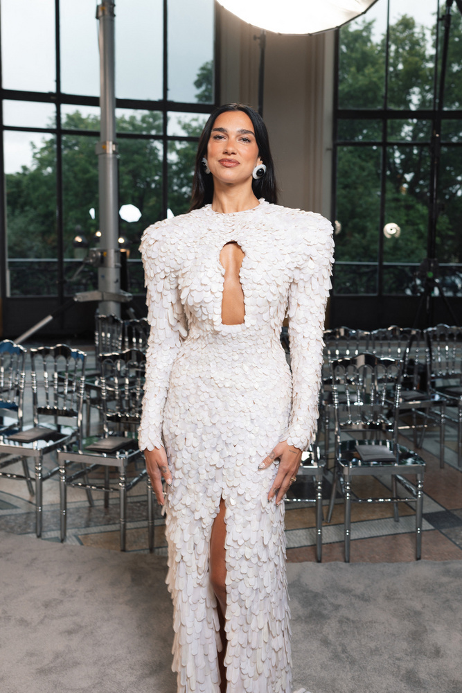 Ez a kép már idén, vagyis 2025-ben készült a Schiaparelli divatbemutatóján, ahol egy visszafogott, mégis extra fehér ruhában nyűgözött le mindenkit.