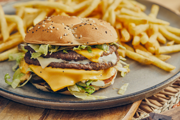 Gyorsételek és a feldolgozott húsokA telített zsírokban, transzzsírokban és tartósítószerekben gazdag ételek – mint a hamburger, a szalámi vagy a virsli – nemcsak a szív és az erek, hanem a máj egészségére is ártalmasak, fokozva a gyulladás kialakulásának esélyét.