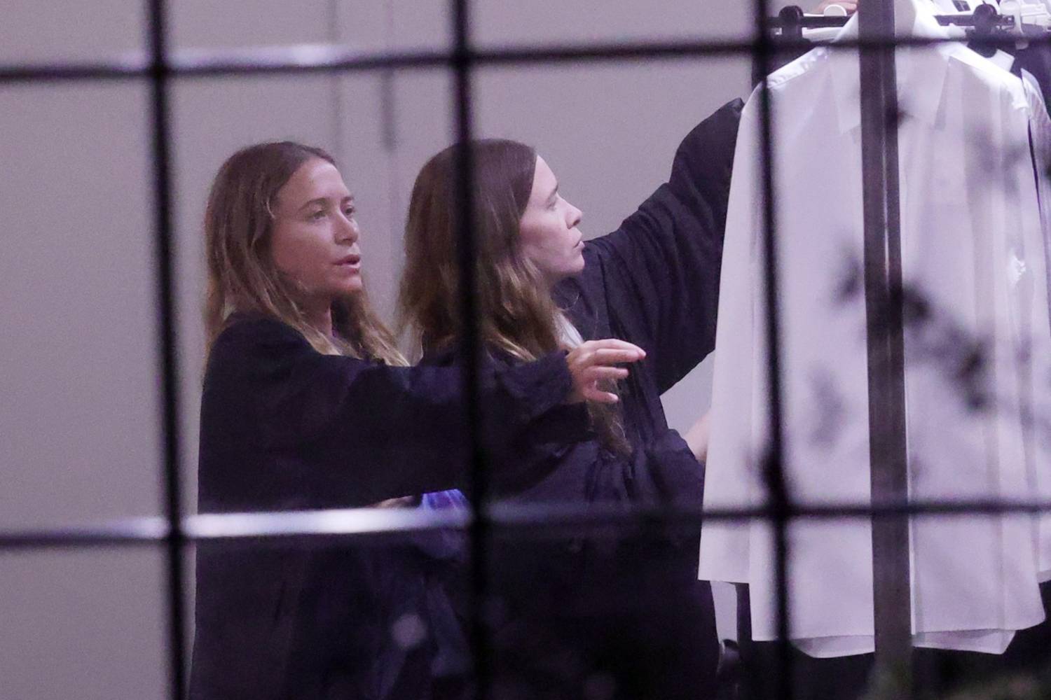 Íme az ikrek, a bal oldalon Mary-Kate Olsen, mellette Ashley látható.