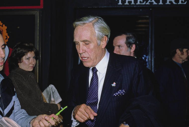 Jason RobardsJason Robards pályafutása kezdetben a színházhoz kötődött, később azonban a film és a televízió világában is kiemelkedő alakításokat nyújtott, ráadásul egymás után két Oscar-díjat is nyert