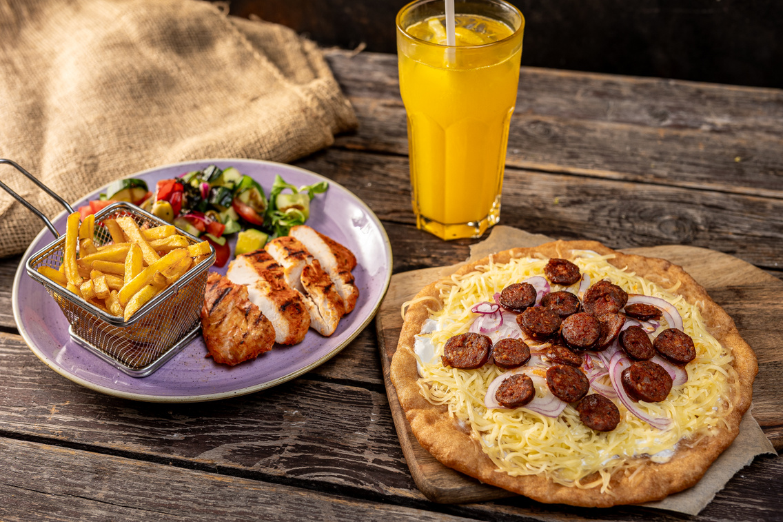Fűszeres Csirkemell és Lángos és Limonádé