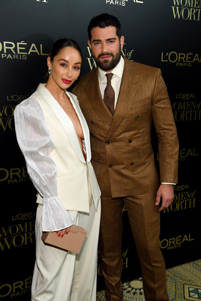 Cara Santana és Jesse MetcalfeA páros már több mint 10 éve volt együtt egymással, valamint 3 éve jártak jegyben, amikor a sajtóban közös képek jelentek meg a színészről egy másik nővel