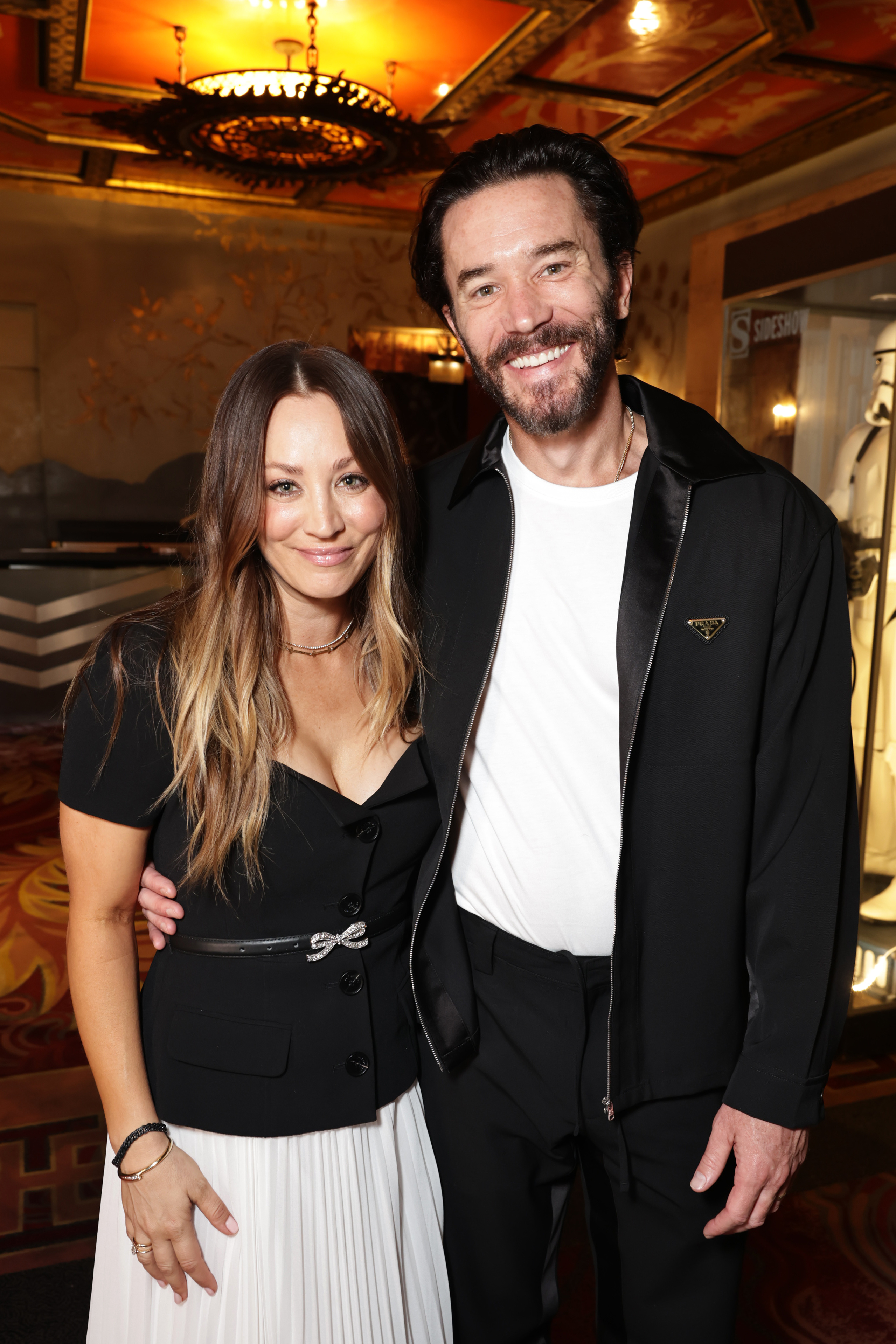 Kaley Cuoco és Tom Pelphrey