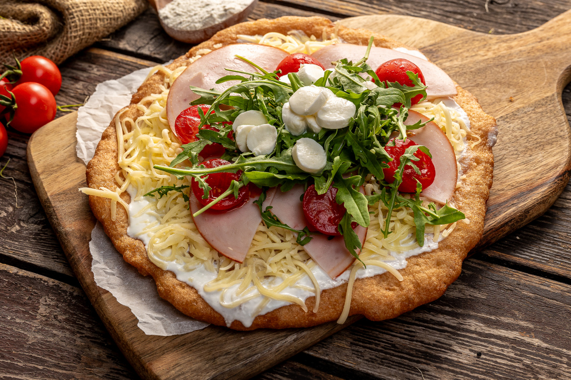 Sonkás-rukkolás gluténmentes lángos