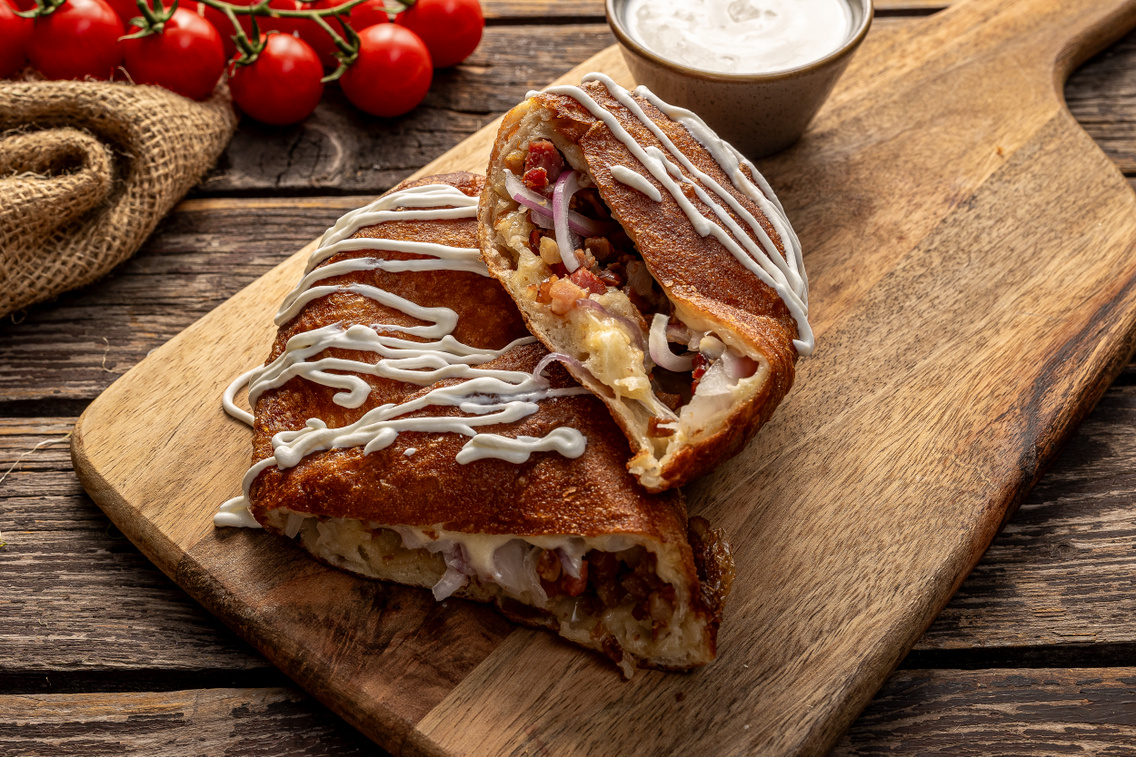 Töltött magyaros lángos tejföllel