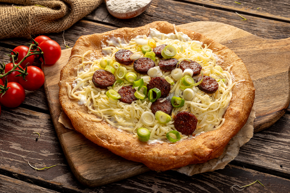 Újhagymás-juhtúrós-kolbászos lángos