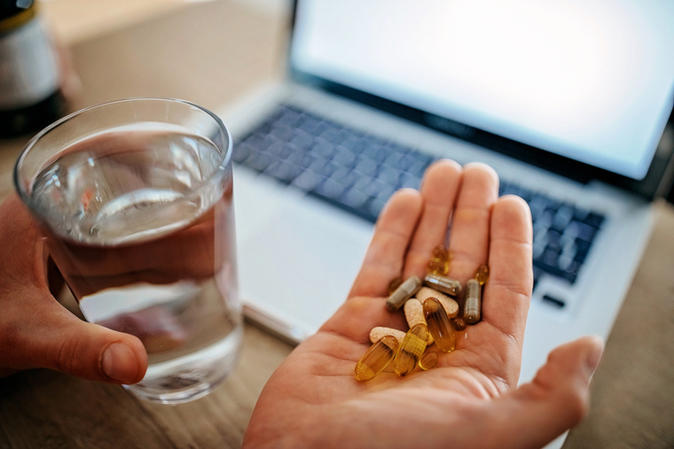 Koenzim Q10A CoQ10 egy természetes antioxidáns, amely segíti a mitokondriumok – a sejtek energiatermelő „erőművei” – működését