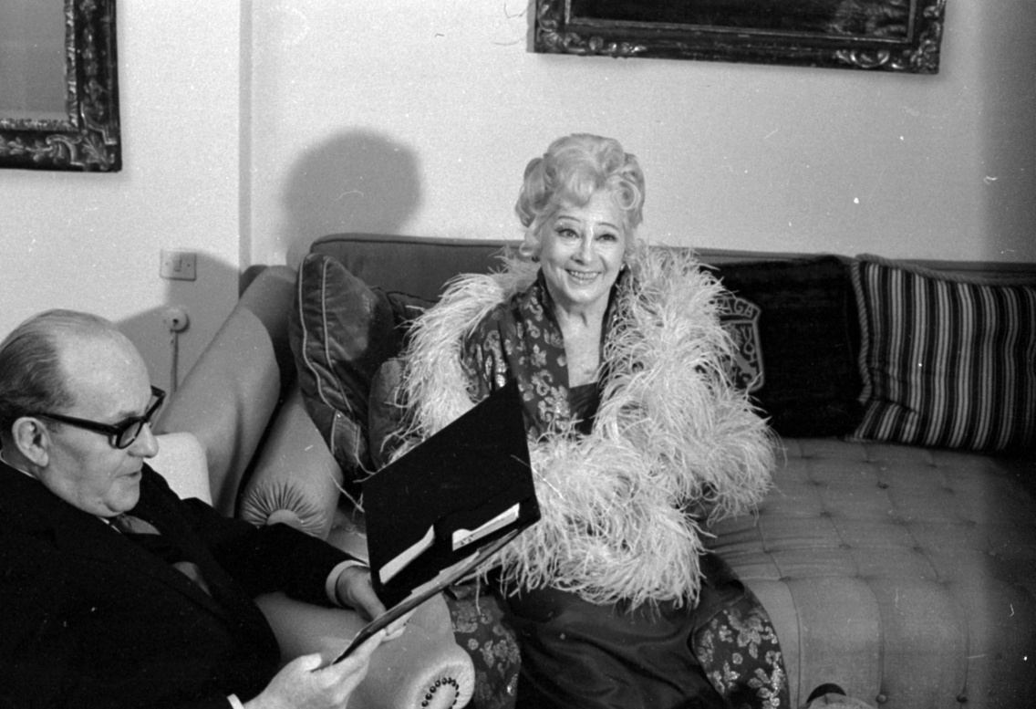 Deres utca 9., Honthy Hanna primadonna otthonában, balra Ráday Imre színművész. Honthy-est készül az MTV-ben a művésznő 80. születésnapja alkalmából, 1973