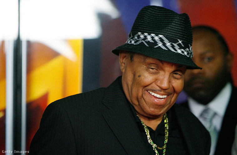 Joe Jackson&nbsp;A Jackson családban az édesapa sem maradt ki: egy alkalommal kígyóval a nyakában jelent meg a vörös szőnyegen, példát mutatva gyermekeinek a bátorságból.
