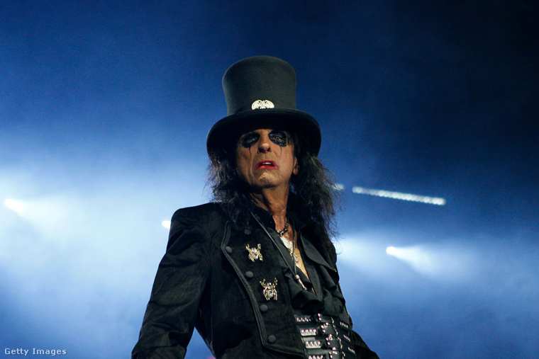 Alice Cooper&nbsp;A shock-rock nagymestere Julius Squeezer nevű boájával lépett fel, amely tökéletesen illett sötét, színházi világához