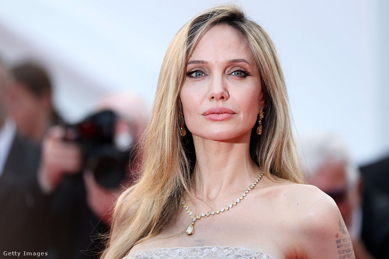 Angelina Jolie 2004-ben egy német tévéműsorban Colin Firth mellett pózolt egy kígyóval