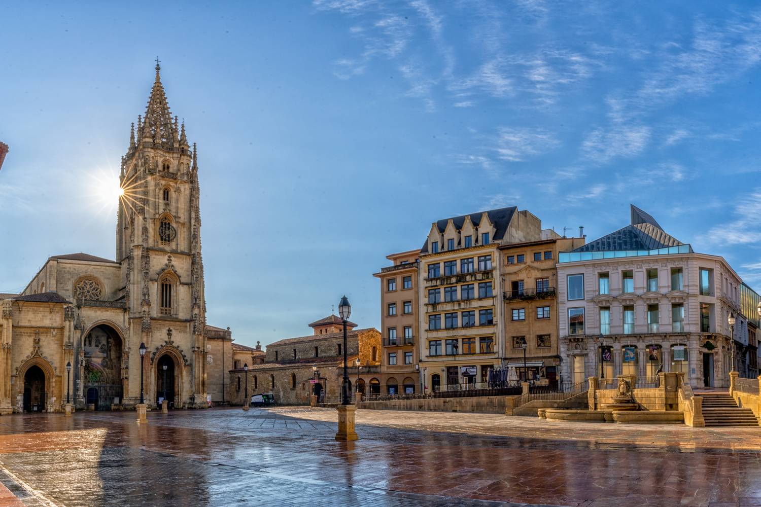 Oviedo, Asztúria fővárosa, a történelmi Asztúriai Királyság egykori székhelyeként mind a mai napig őrzi az ezzel járó kulturális örökséget. A város központjában áll a lenyűgöző San Salvador székesegyház, mely a híres Camino Primitivo, a legelső Szent Jakab-zarándokút kiinduló pontja.