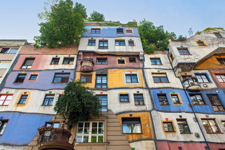 Hundertwasser-ház, Bécs (Ausztria)&nbsp;Friedensreich Hundertwasser tervei alapján készült színes, hullámzó homlokzatú lakóház, ahol szinte minden szöglet egyedi