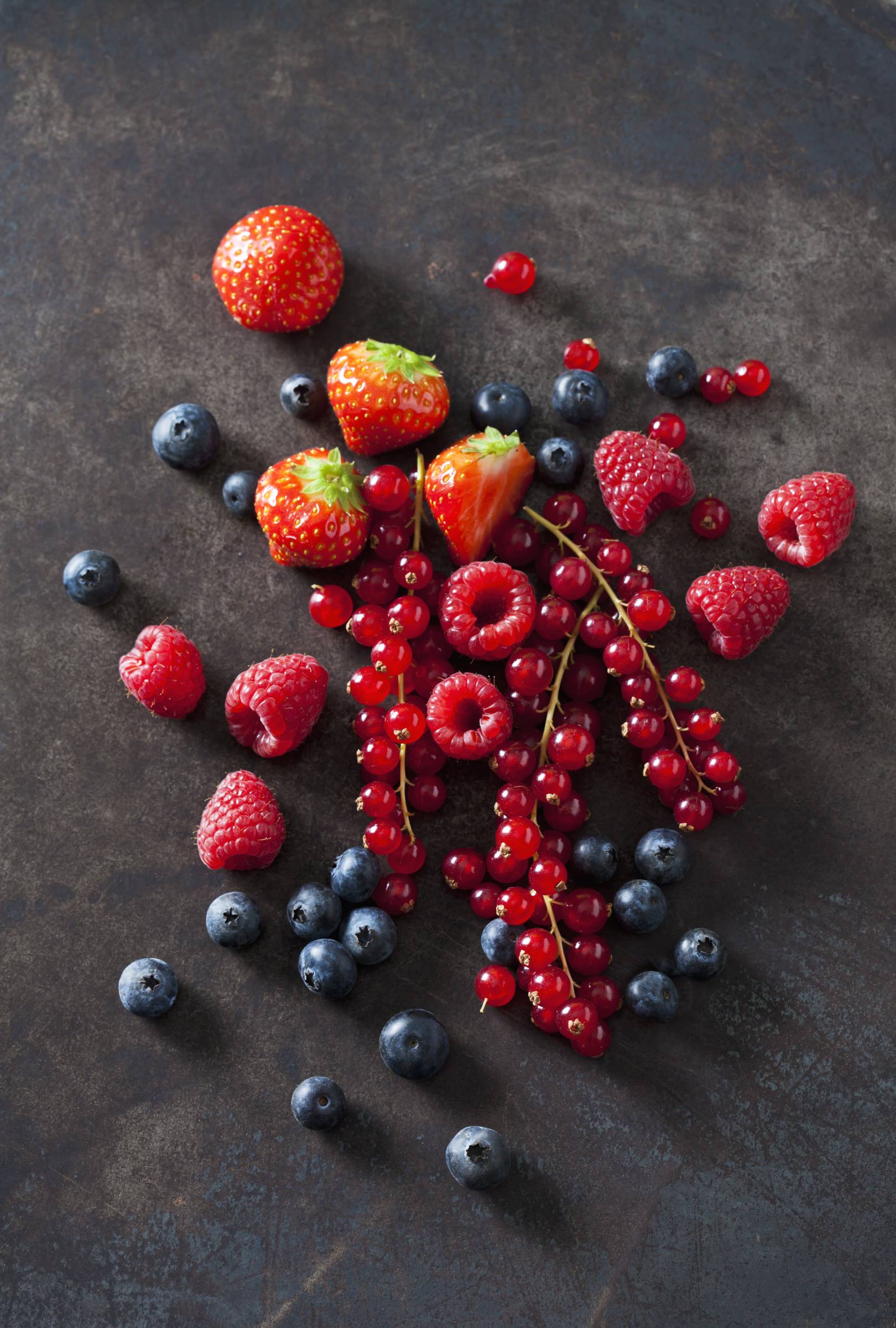 Az antioxidánsokban gazdag ételek, mint a bogyós gyümölcsök is, segítenek semlegesíteni a szabad gyököket, amelyek felgyorsítják a bőr öregedését.