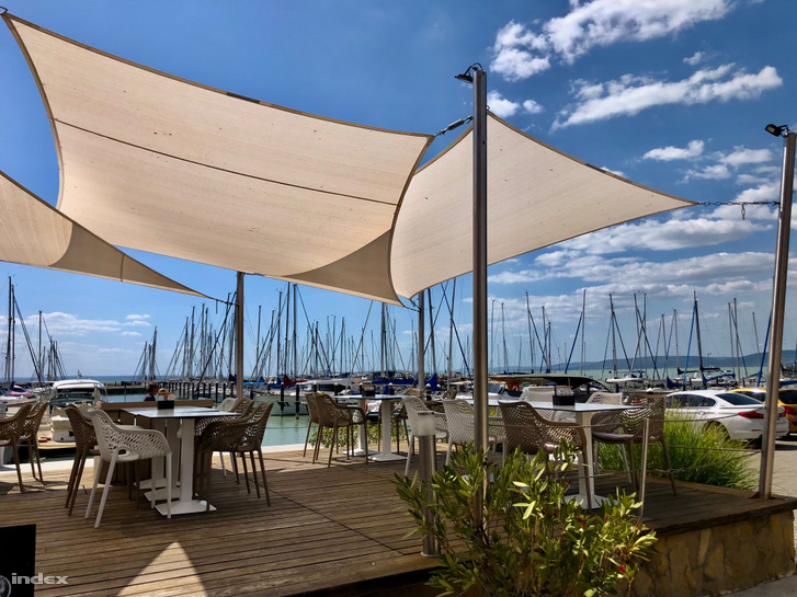 Balatonfői Yacht Club terasza
