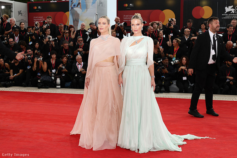 Petra és Anna Nemcova&nbsp;A vörös szőnyegen igazi tündérmesét idéztek fel: Petra Nemcova halvány rózsaszínben, míg testvére, Anna légies világoskék ruhában vonult be