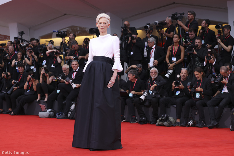 Tilda Swinton&nbsp;A különc stílusáról ismert színésznő ismét megmutatta, miért számít a vörös szőnyeg egyik legizgalmasabb alakjának