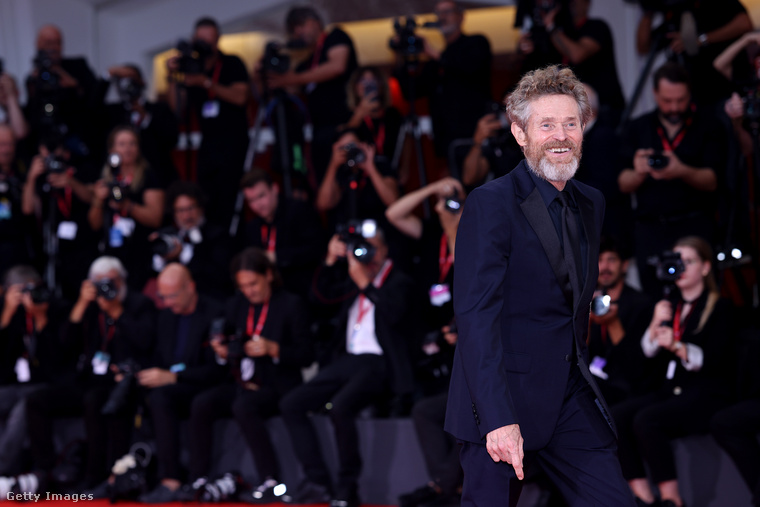 Willem Dafoe&nbsp;A világhírű színész fekete szmokingban, sugárzó mosollyal érkezett a vörös szőnyegre