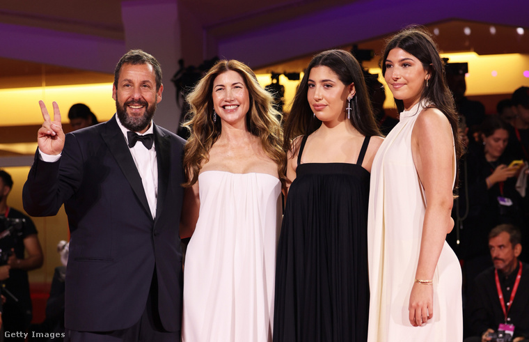 Adam Sandler családjával&nbsp;A színész ezúttal nemcsak egyedül, hanem feleségével, Jackie-vel és lányaival, Sadie-vel és Sunny-val érkezett a fesztiválra