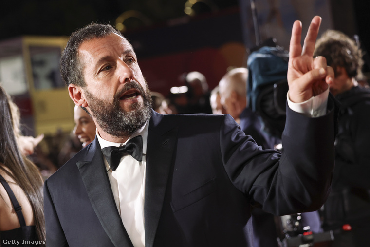 Adam Sandler&nbsp;A hollywoodi komikus lazán, mégis elegánsan érkezett a vörös szőnyegre